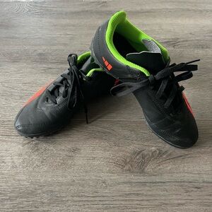 Big boys size 4 indoor soccer shoes